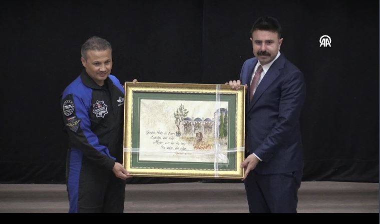 Türkiye'nin ilk astronotu Gezeravcı Eskişehir'de öğrencilerle buluştu - Resim: 4